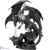 Grosser Kampf-Drache in Rüstung an LED-Säule